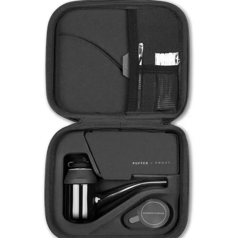 Puffco Proxy Kit Vaporizer im eleganten Aufbewahrungsetui, ideal für Kräuter und Extrakte beim On-the-Go Gebrauch.