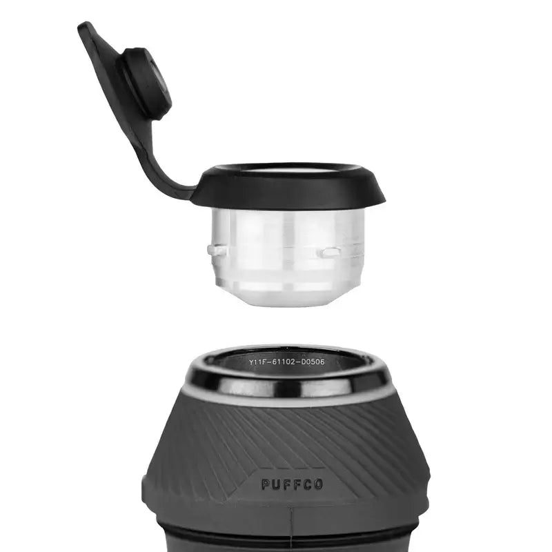 Detailansicht des Puffco Proxy Kit Vaporizers mit abnehmbarem Deckel und Glaskomponente für effizientes Verdampfen.